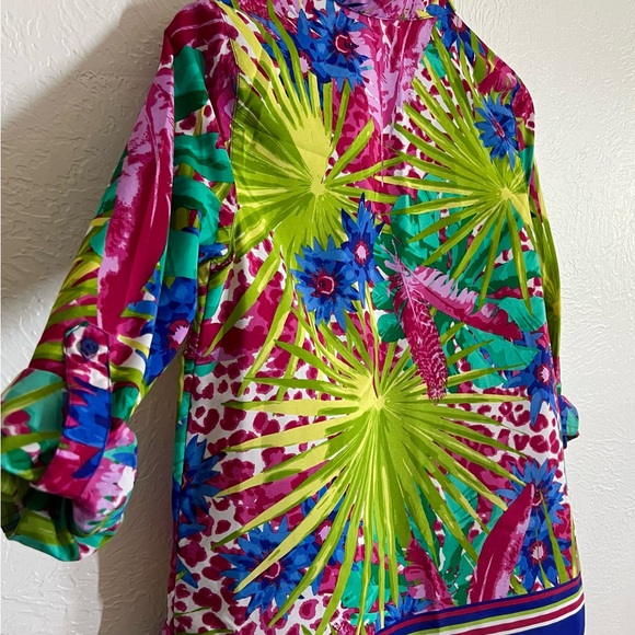 3/$12 Vibrant Floral Tropical Vacation Weekend Top Size Medium - Picture 7 of 8